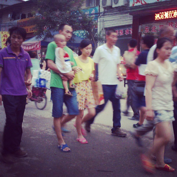 2013/07/13 — 哪个方向都是人，东沙住的人真多呀。来自海英拍摄