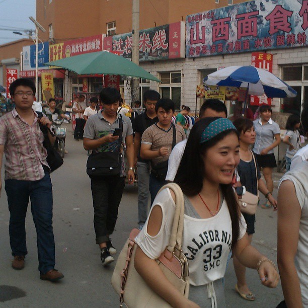 2013/07/13 — 东沙大街上来来往往的路人。都赶着回家，来自海英拍摄