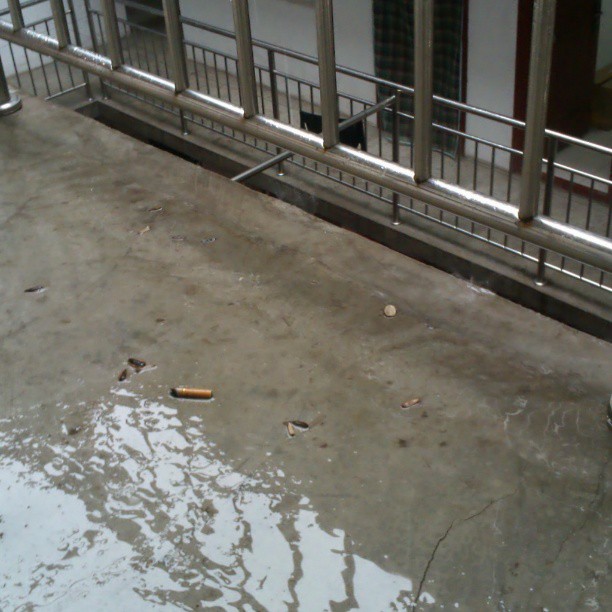 2013/07/14 — 我的门口都是水啦，昨晚下了一夜雨呀？【来自海英拍摄】