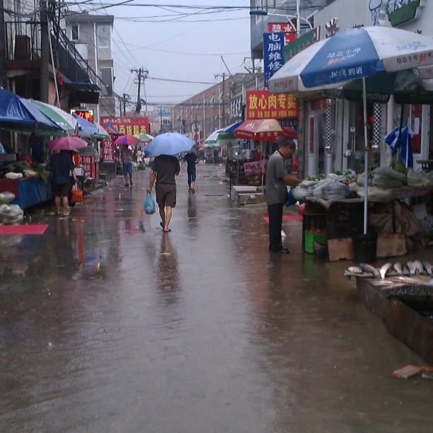 2013/07/15 — 下着雨，街上都没什么人买东西。【来自东沙海英拍摄】