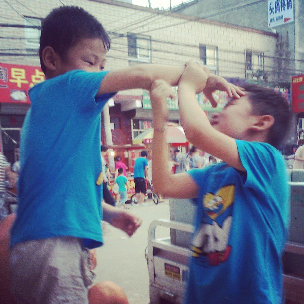 2013/07/17 — 双包胎男孩在打架，老大也不让弟弟。【来自佳佳福超市海英拍摄】