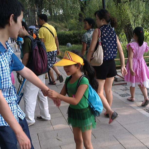 2013/07/19 — 大哥哥领着小妹妹。【来自海英拍摄】