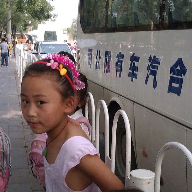 2013/07/19 — 在等我们的车接我我们。【来自圆明园海英拍摄】