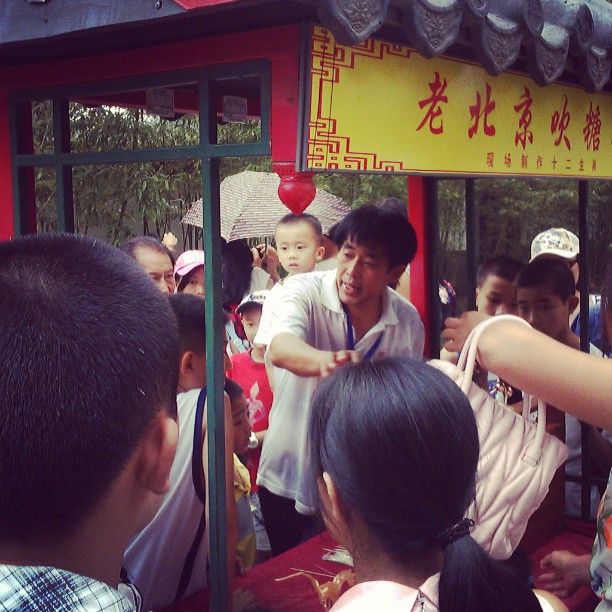 2013/07/20 — 老北京吹糖，小时候吃过的，昨天在圆明园去玩，让我又看见啦，已经十多年没吃了。【来自海英拍摄】