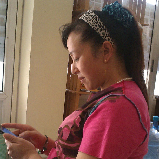 2013/08/03 — 美女在欣赏手机里帅哥。【来自海英拍摄】