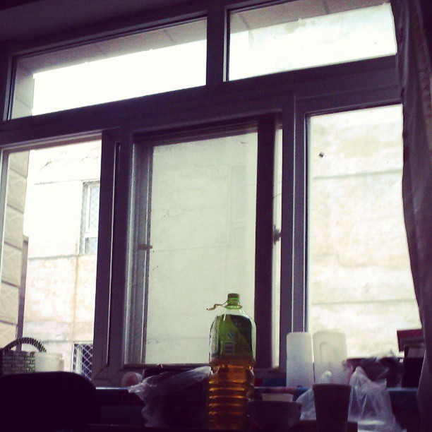2013/08/05 — 早上我们家的窗户，里面黑，外面阴天。《来自海英拍摄》