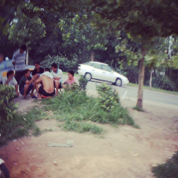 2013/08/06 — 马路边一帮油漆工打牌【来自北七家海英拍摄】