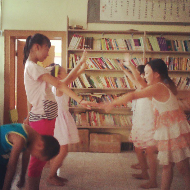 2013/08/07 — 镜子游戏让我们玩的好快乐。【来自海英拍摄】