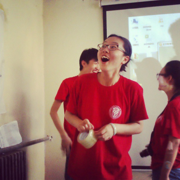 2013/08/10 — 当时语文大学的志愿者，看到孩子的表现，都很高兴。【来自木兰海英拍摄】