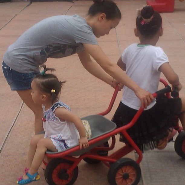 2013/08/14 — 小车拉小推车，车上做着妹妹。【我在红太阳，海英】