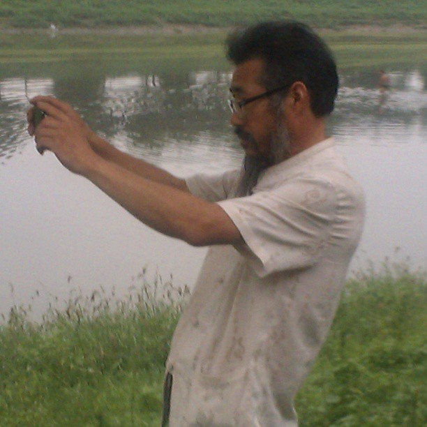 2013/08/14 — 有人再拍河里的捕鱼的，我在拍老师，看他多专业【我在马房，海英】