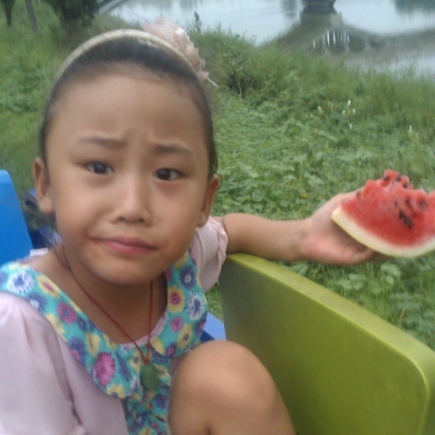 2013/08/24 — 吃个西瓜，还嘴不停说个完。【我在木兰，海英。】
