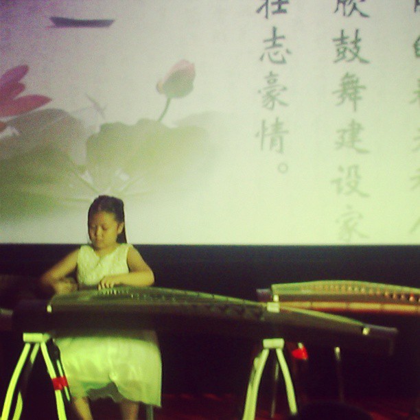 2013/08/25 — 学习了两年七岁的孩子，弹奏的让全场轰动鼓掌。【我在鲁信影院，海英】