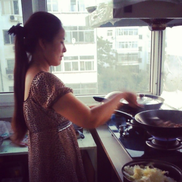 2013/08/26 — 在给我做拿手油面。【我在朋友家，海英】