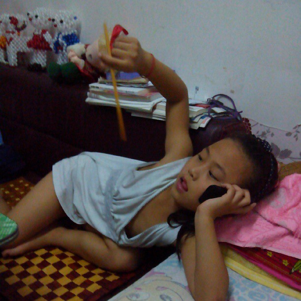 2013/09/13 — 孩子在接爸爸的电话。(我在家，海英)