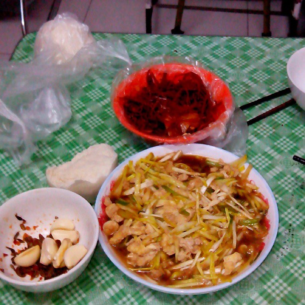 2013/09/20 — 我娘俩的晚餐。(我在家，海英)