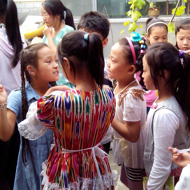 2013/09/20 — 孩子们在讨论抓奖的事。(来自木兰，海英)