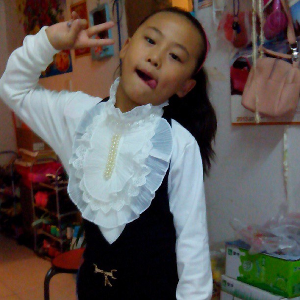 2013/09/22 — 新买的衣服，宝贝高兴的不得了。(在家，海英)