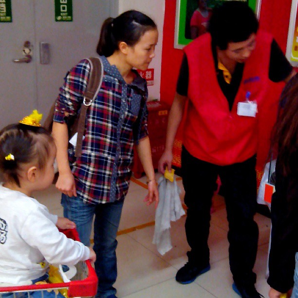 2013/09/25 — 擦鞋，推销鞋油好牛。孩子都聚精会神的看。(在家，海英)
