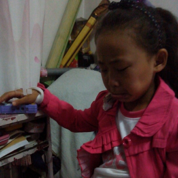 2013/09/30 — 女儿又生病了，唉:-(在家，海英)