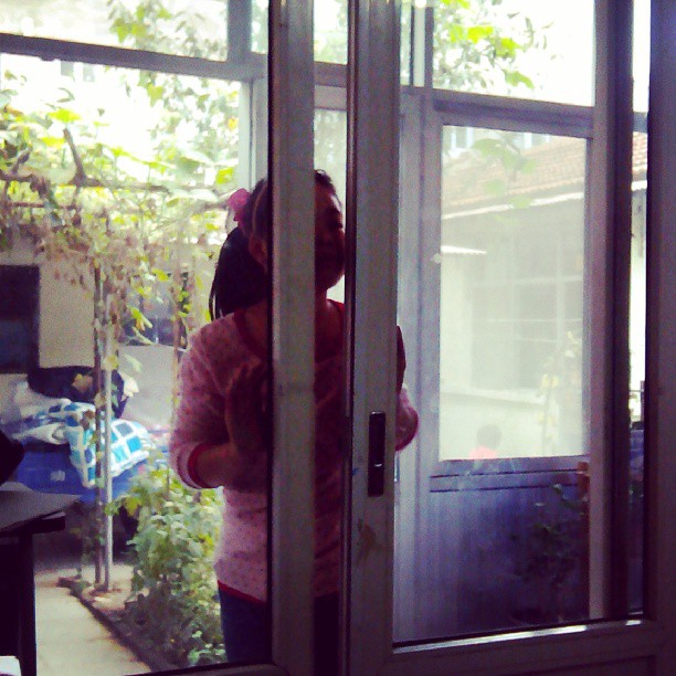 2013/10/14 — 孩子接着门缝喊妈妈。在木兰，海英。