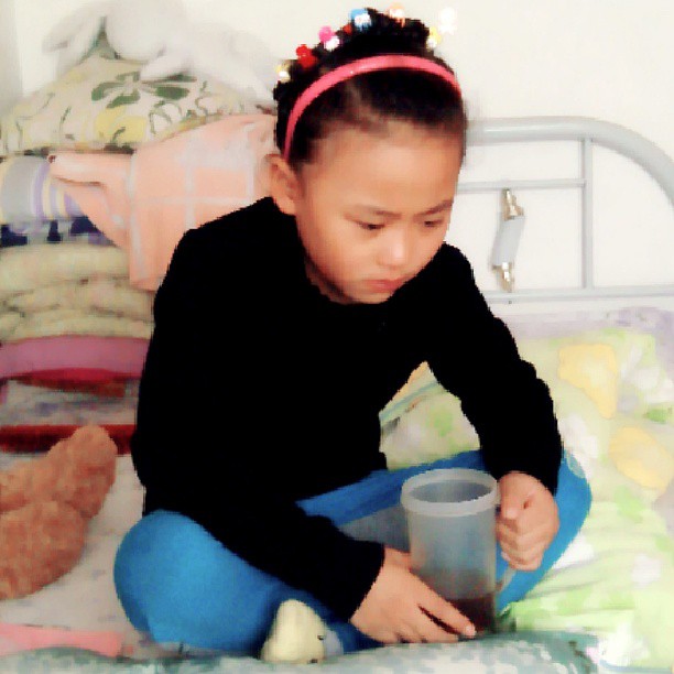 2013/10/20 — 女儿不知咋的又发起烧来了，头还痛，看见药就更难受，在家，海英