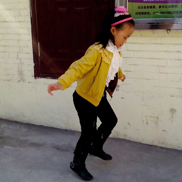 2013/10/29 — 玩跳房子开心的，在木兰，海英