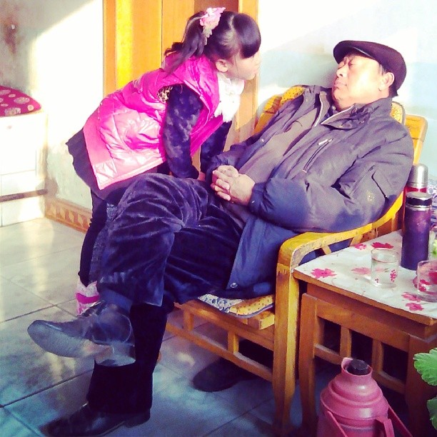 2013/12/21 — 孙女学会滑旱冰了，要啦爷爷陪同玩，可是玩的太累了，孩子又在求爷爷陪滑。