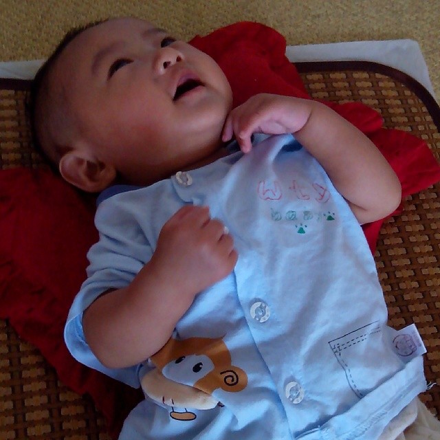 2014/06/12 — 这小孩子看到啥了，这开心的小样