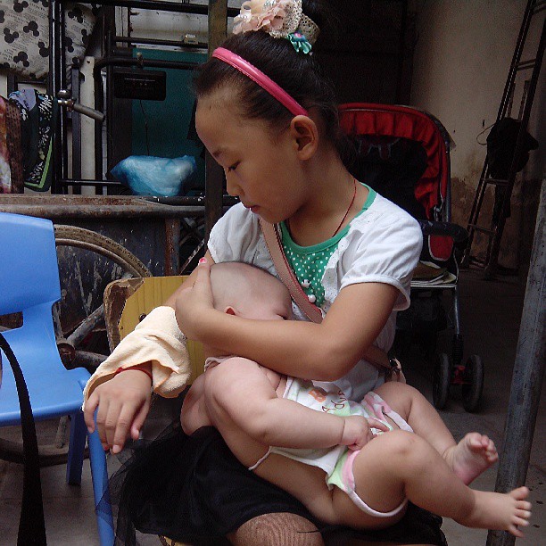 2013/08/10 — 细心照顾小弟弟