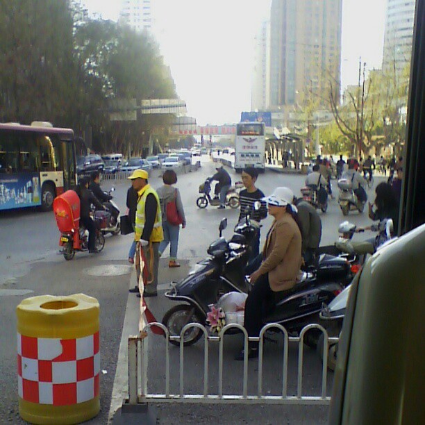 2013/02/27 — 辛苦维护交通秩序的新工人！！