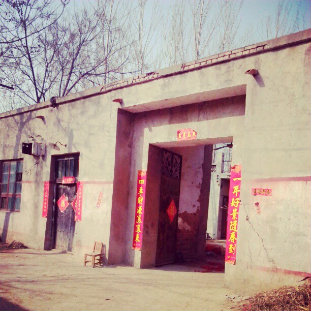 2013/02/09 — 家家贴春联，我们河南农村叫帖花门儿！很喜庆！