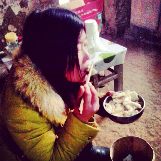 2013/02/10 — 姐姐在吃饺子！