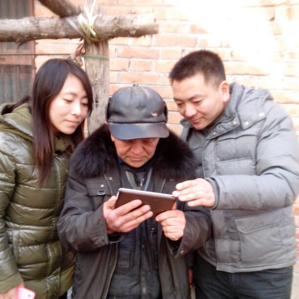 2013/02/12 — 黄玲爸爸和哥哥看我们的打工春晚