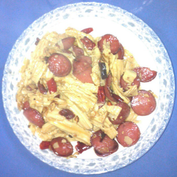 2013/02/14 — 木兰情人节晚餐菜名之一，腐竹炒腊肠，玉维之杰作！