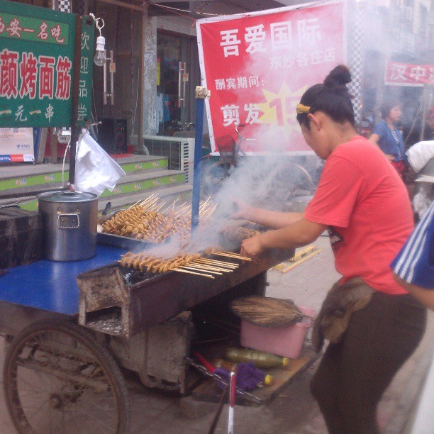 2013/07/04 — 东沙街头摆烧烤摊的姐妹，每天都是这么辛苦！
