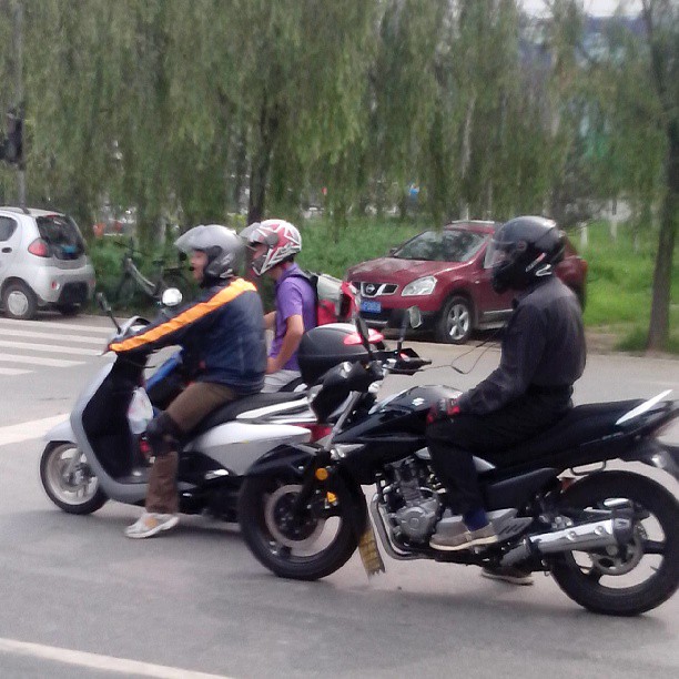 2013/07/13 — 小型摩托车队！(木兰丽霞拍摄于平西王府路口)