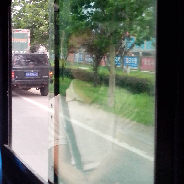 2013/07/13 — 公交车内沉思的人！(丽霞拍摄于公交车)