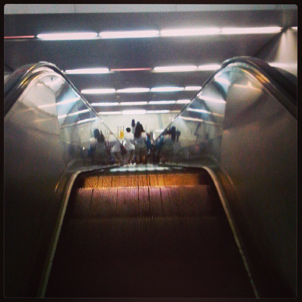 2013/07/14 — 地铁电梯(丽霞拍摄于五号线出口)