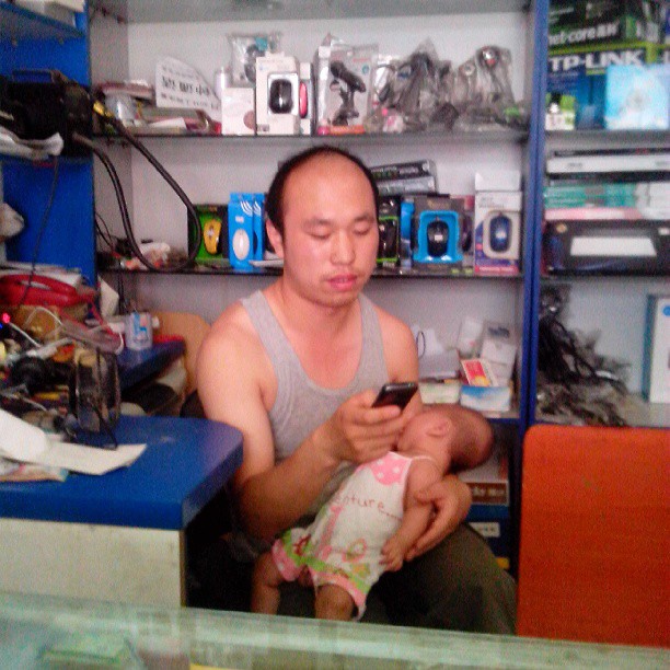 2013/07/14 — 边抱孩子边做生意！(丽霞拍摄于东沙)