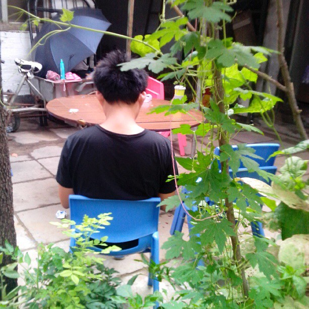 2013/08/01 — 早晨起来的志愿者，静静坐着看手机