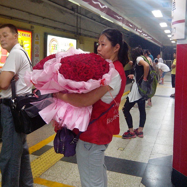 2013/08/12 — 女孩脸上一脸疲惫，没有一点开心的样子，问她这些花都是送给顾客的，一大早就出来了！