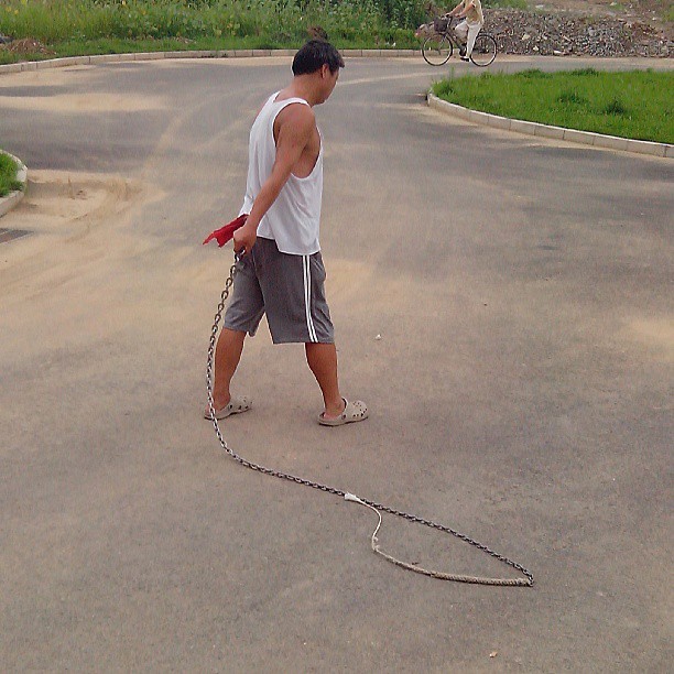 2013/08/12 — 耍鞭子的人 很不容易练习的时候，一不小心就会伤到自己。他身上有很多鞭伤。