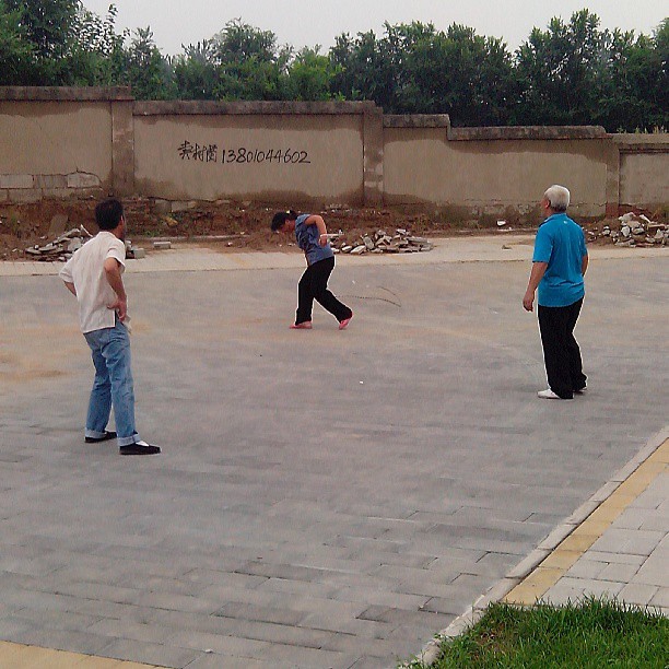 2013/08/12 — 女徒出场，鞭还是有一定的分量。徒弟腰都直不起来了！