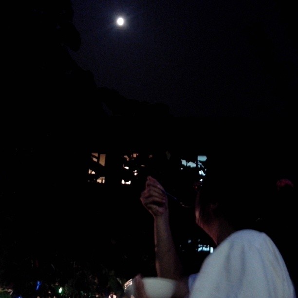 2013/09/19 — 吃着饭赏着月，爽