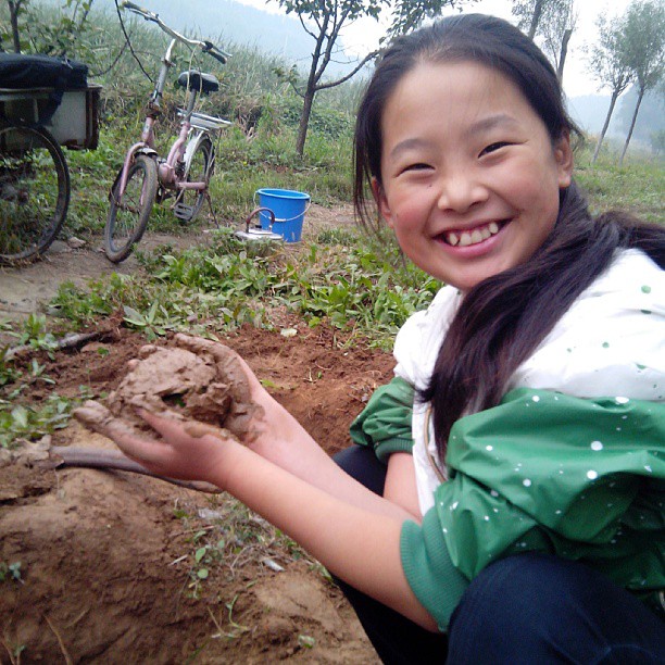 2013/09/30 — 荷叶包了鸡蛋再包上泥巴！女儿乐开了花儿！