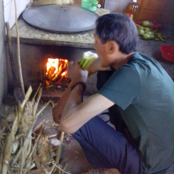 2013/07/08 — 我爸爸在烧火做什么呢(木兰佳佳摄，内蒙赤峰阿旗)