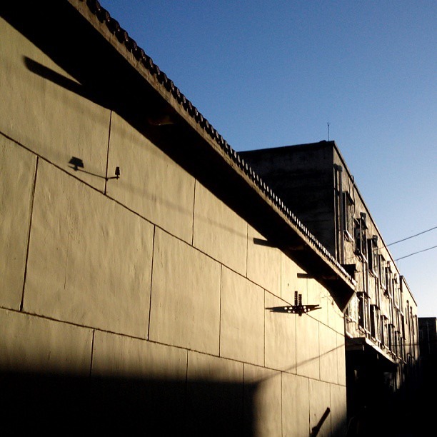2013/09/11 — 睡夢中，還是那一面牆。