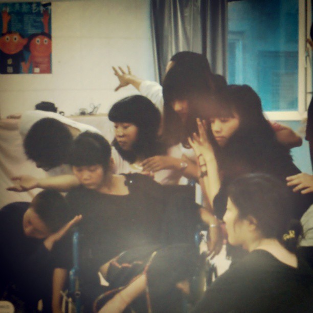 2013/08/07 — 突發的狀況，讓我運用了—次之前學的融合共生、舞与小朋友相處。今天回去看之前和同學的相冊。原來，我們—直記得，曾經。