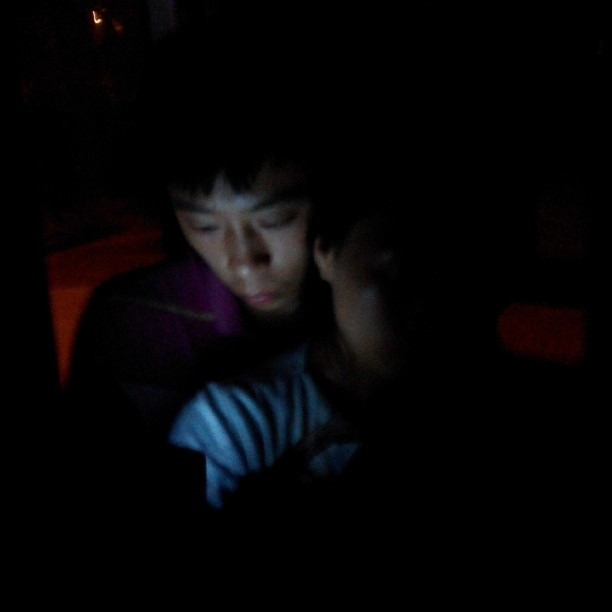 2013/09/11 — 黑暗，擁擠的公交車上，那一抹光亮，一幅畫面。